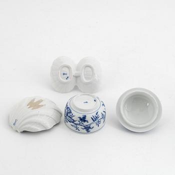 Four 'Blue Onion' porcelain vases, a lidded sugarbowl, an ashtray and a salter, Meissen, first half of the 20th Century.
