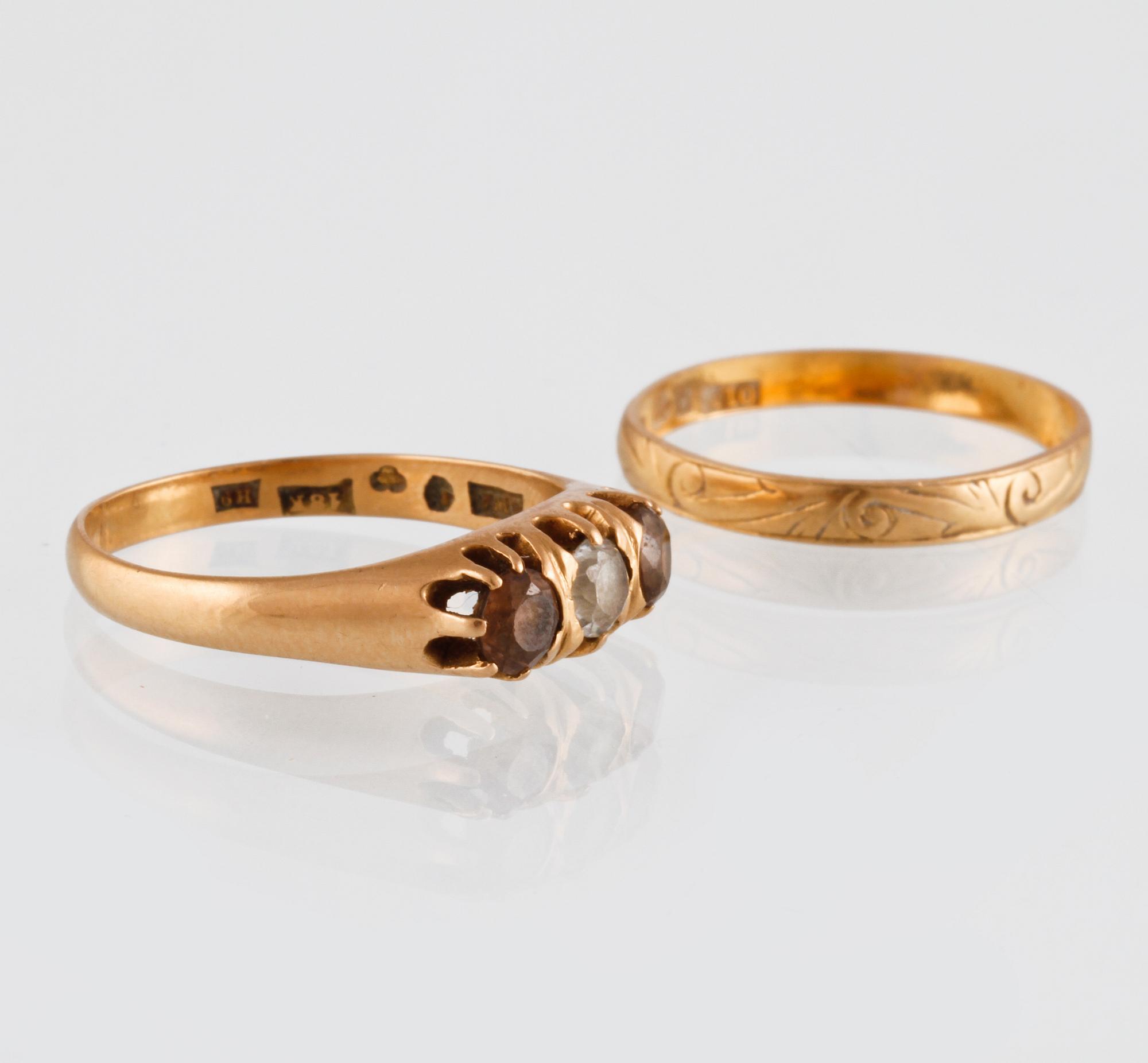 RINGAR, 2 st, 18 samt 20K guld med 3 fasettslipade stenar, svenska stämplar. Vikt 5,6 gram.