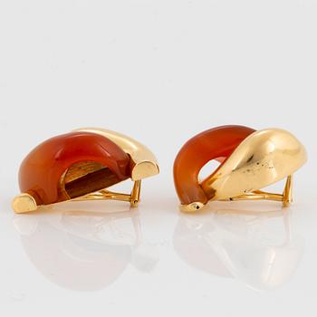 A pair of Seaman Schepps earrings in 18K gold and agate.