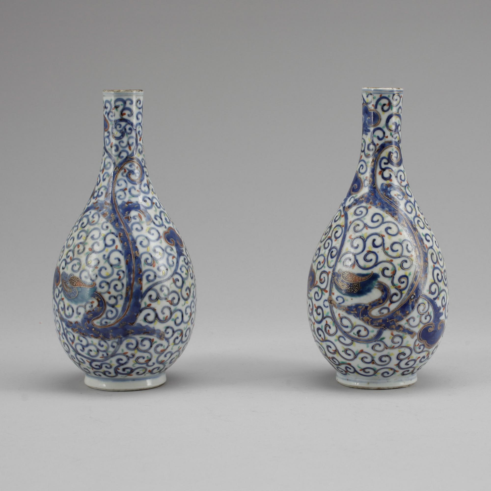 VASER, ett par, porslin Kangxi-stil, 1800-tal.