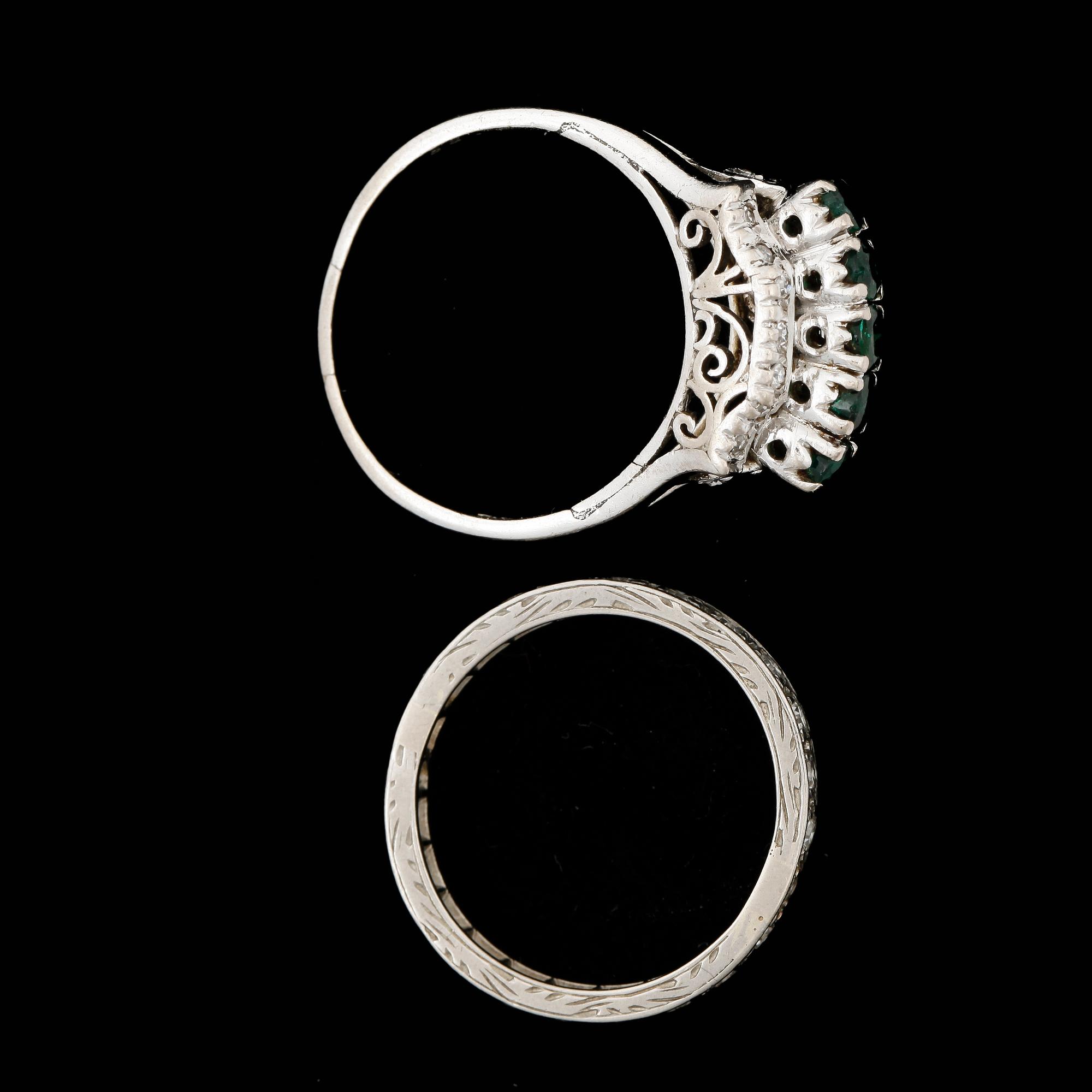 RINGAR, 2st, 18k vitguld, med diamanter och smaragder. Totalvikt 6g.