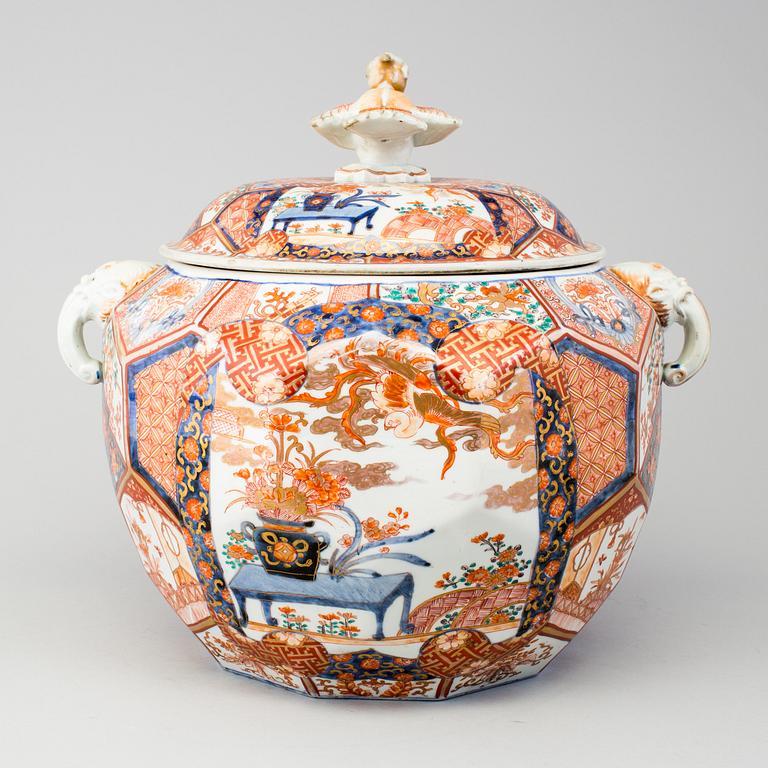 A Japanese imari jar with cover, Meiji period (1868-1912).