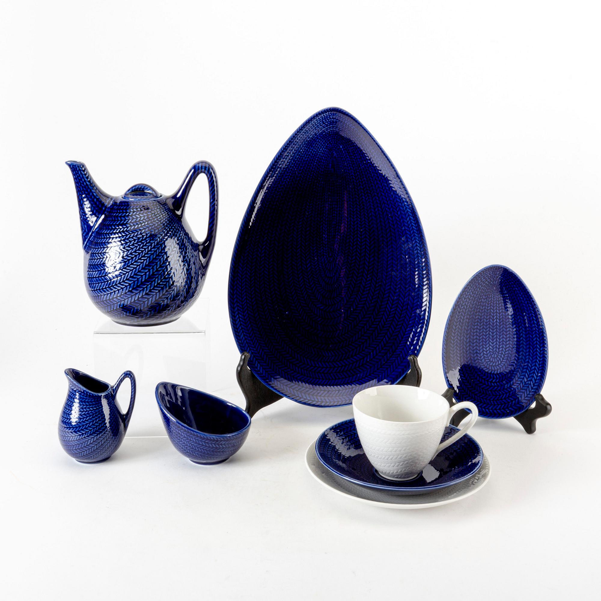 A Hertha Bengtson "Blå eld" 49 pcs tea service flintware.