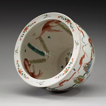 A famille rose fish basin, depicting the 18 Lohans, late Qing dynasty (1644-1912).