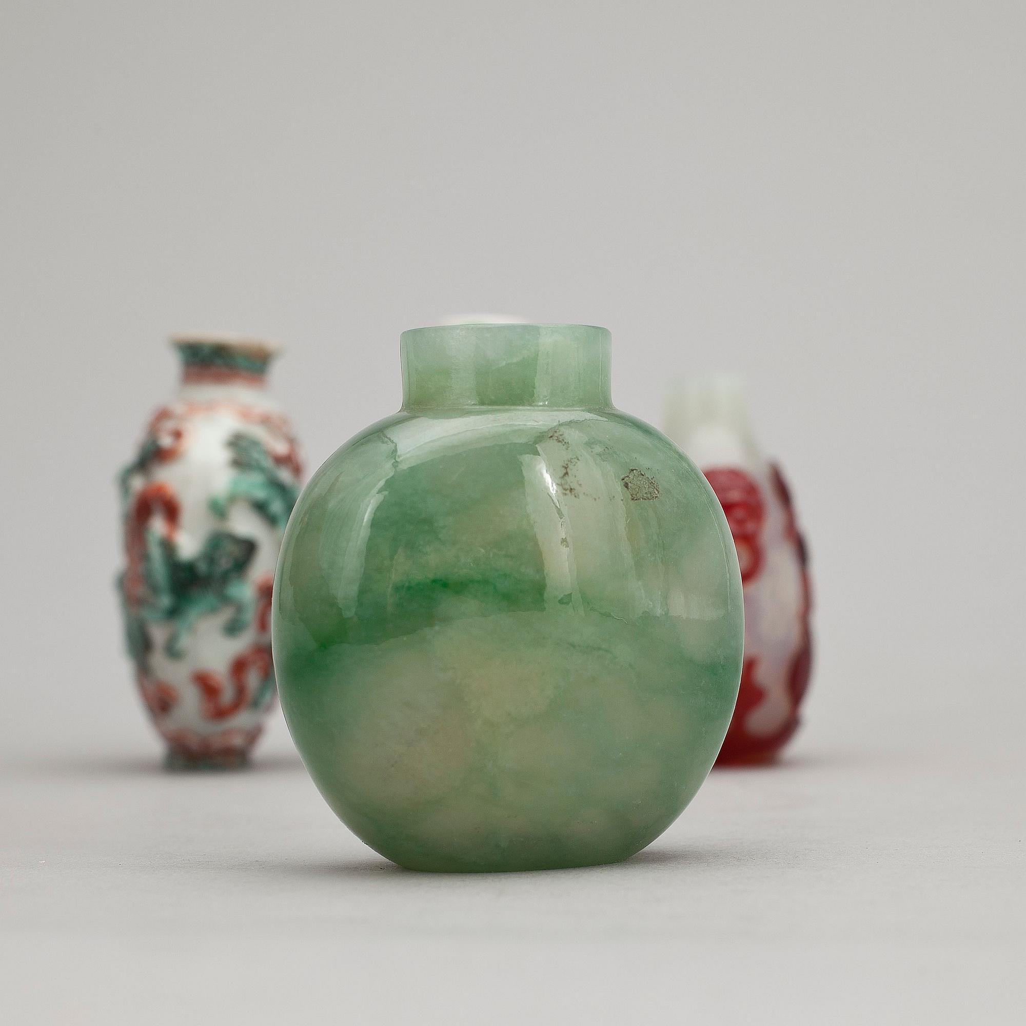 SNUSFLASKOR, fyra stycken, glas, porslin och nefrit. Kina, 1800-1900-tal.