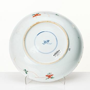 A large Chinese famille verte dish, Qing dynasty, Kangxi (1662-1722).