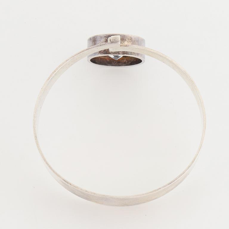 Elis Kauppi, silver bangle with rock crystal.