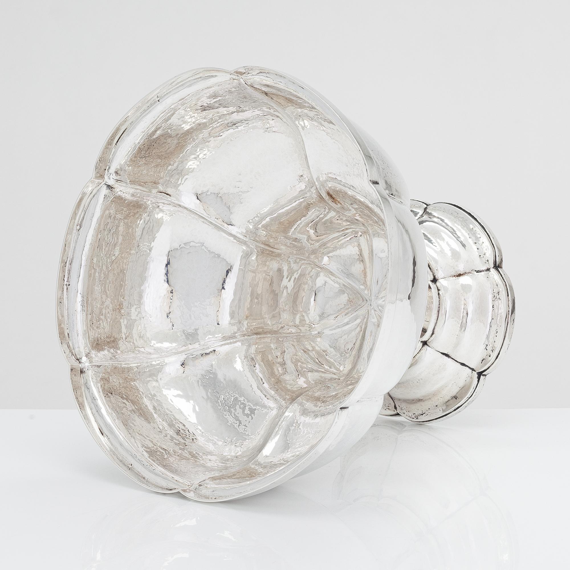 An early 20th-century silver bowl, maker's mark of L. Neresheimer & Co, Hanau, Germany .