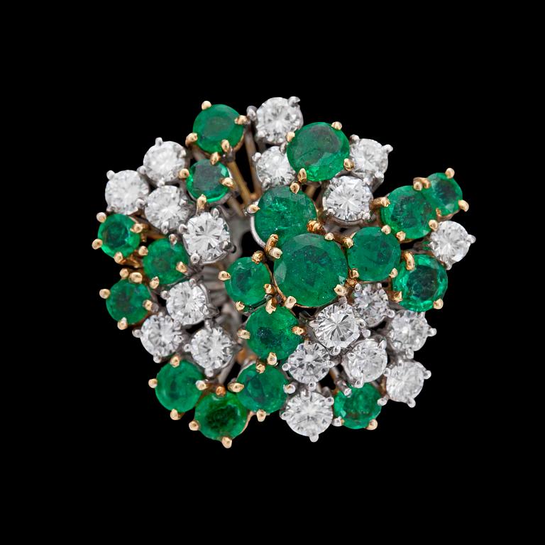 An emerald and brilliant cut diamond ring, tot. app. 2.30 cts.