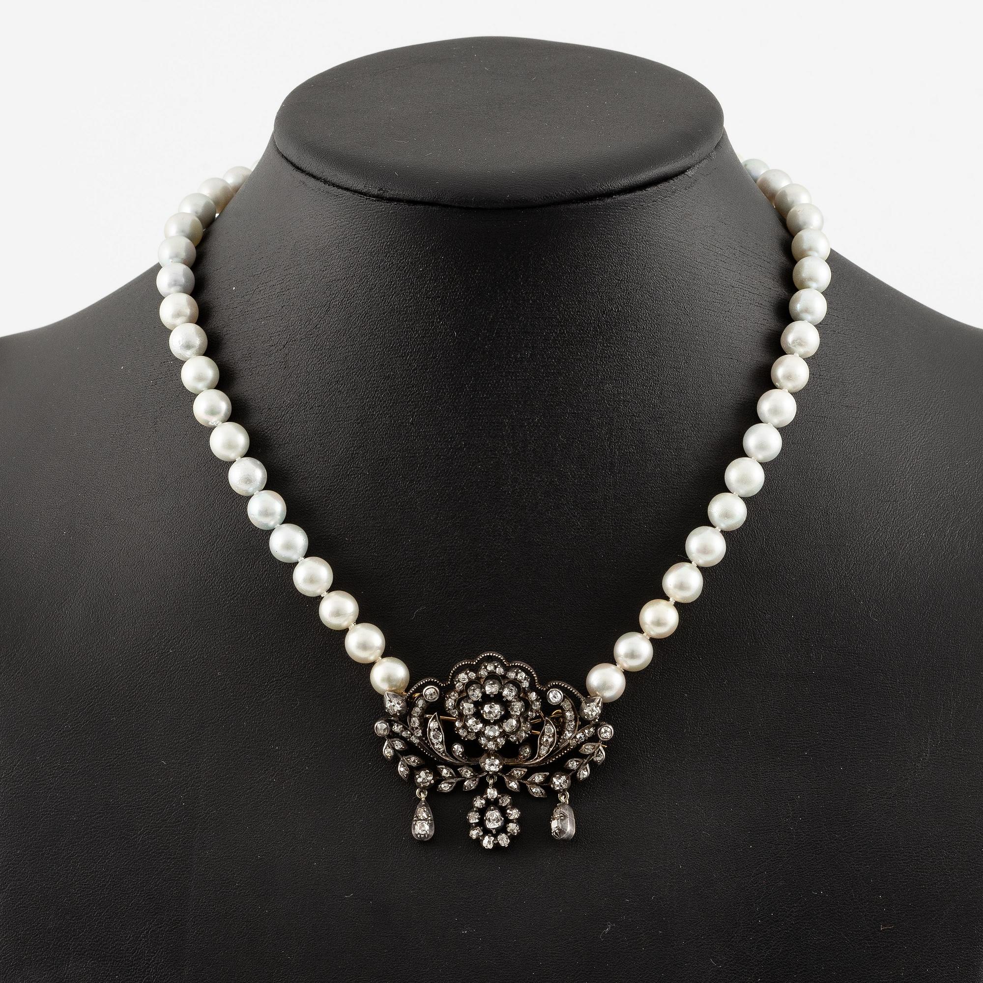 Collier/brosch, odlade pärlor, silver med gammalslipade diamanter.