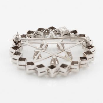 Brooch 18K white gold with brilliant-cut diamonds.