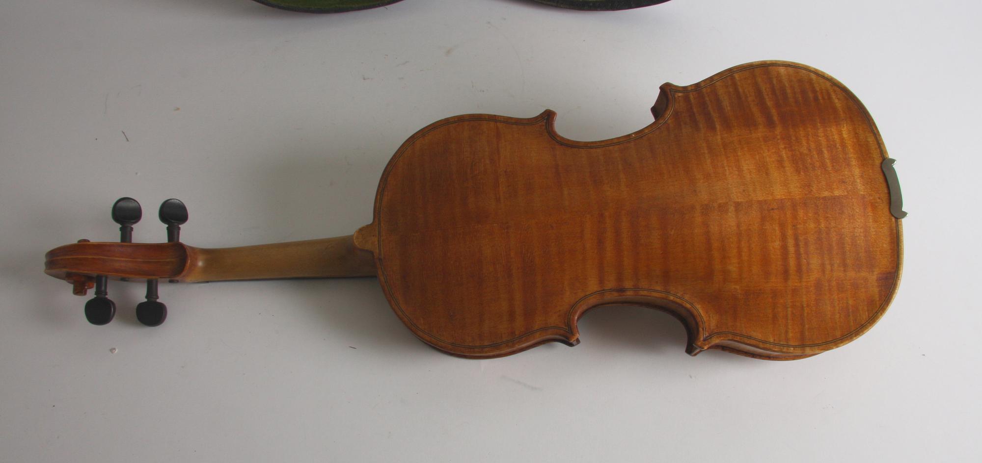 VIOLIN, i låda.