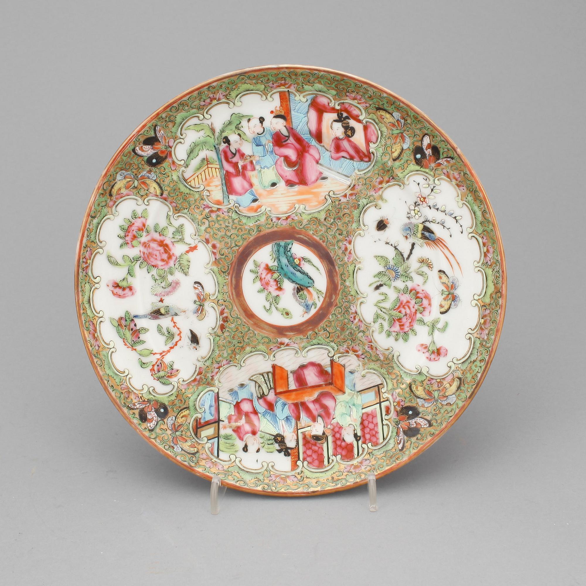 TALLRIKAR, 2 st samt VAS, porslin, Kanton, Kina,1800-tal.
