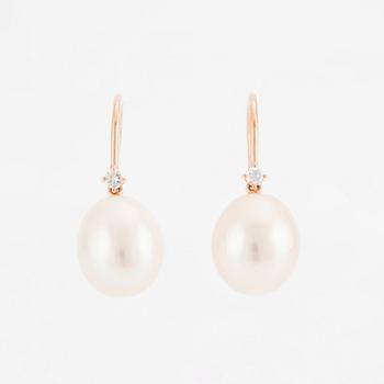 Örhängen 18K roséguld med odlade sötvattenspärlor och briljantslipade diamanter.