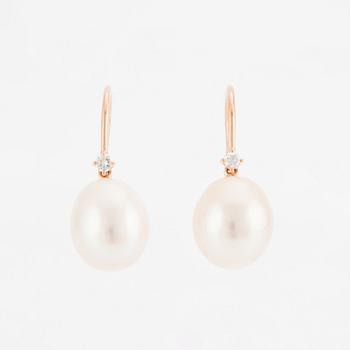 Earrings in 18K rose gold with cultured freshwater pearls and brilliant-cut diamonds.