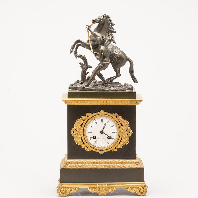 BORDSPENDYL, senempire. Robin, Paris. 1800-talets första hälft.