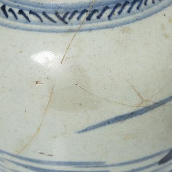 A pair of Chinese blue and white porcelain dishes and two jars, Qing dynasty, 19th century.