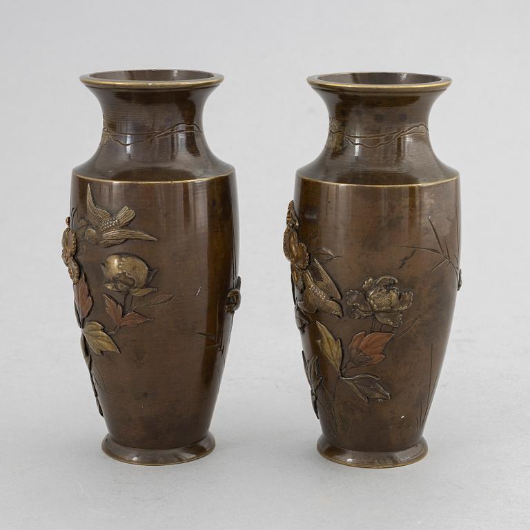 Vaser, ett par, brons, Japan, Meiji (1868-1912).