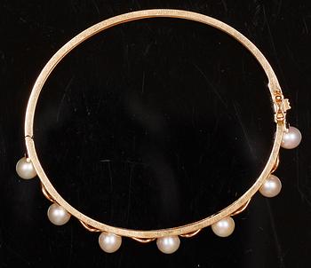 BANGLE, 18k gold set with cultured pearls.