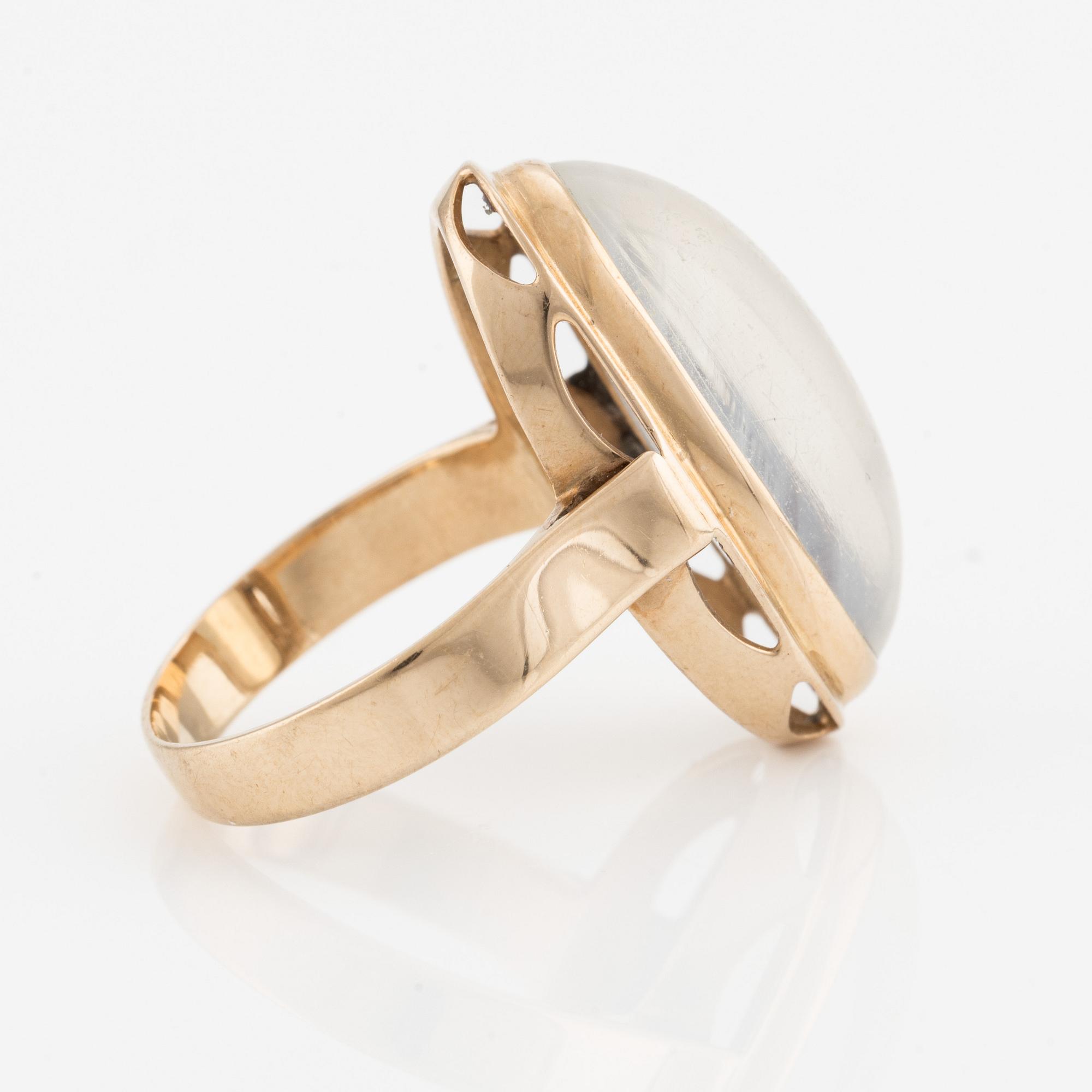 Ring, 18K guld med cabochonslipad månsten.