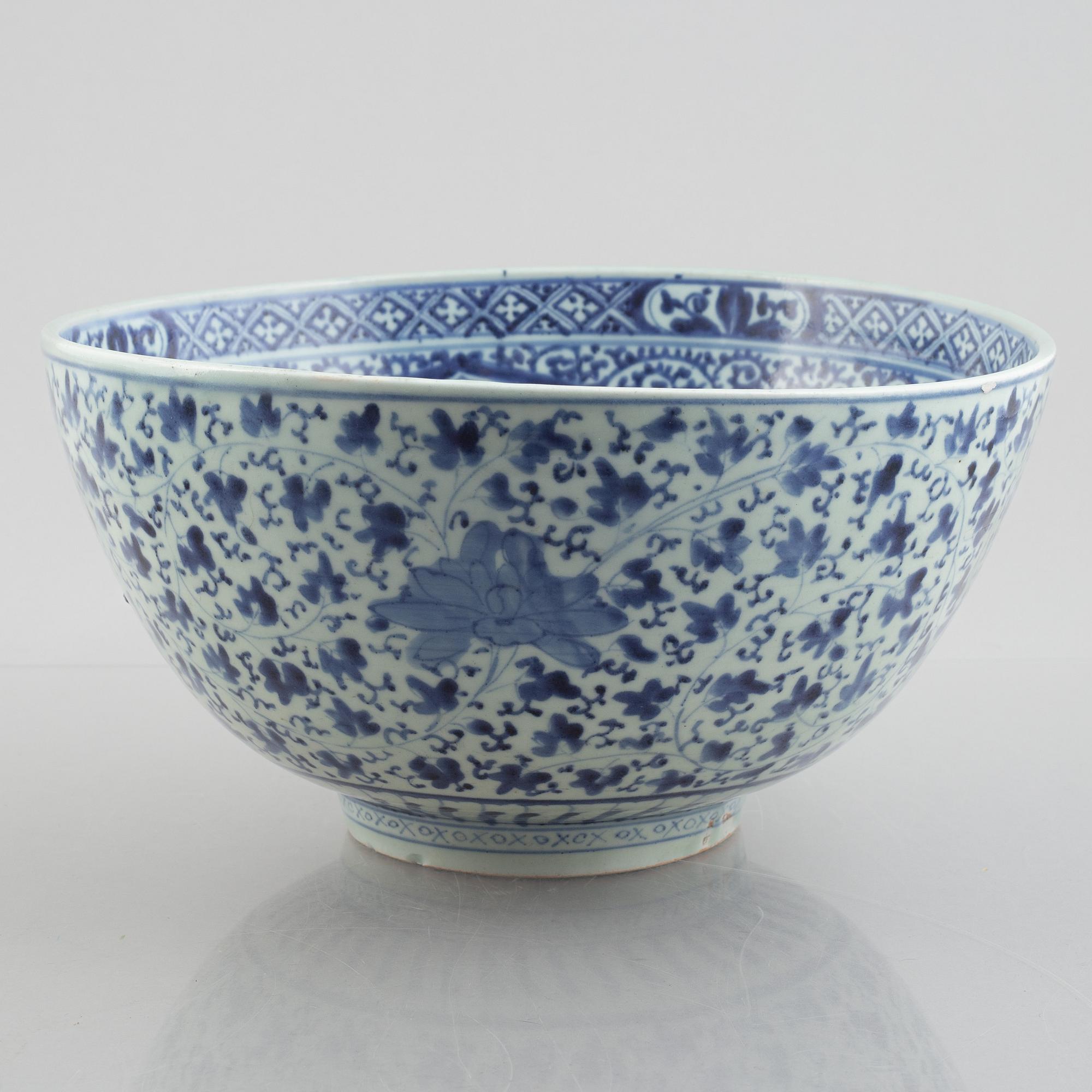 Skålar, två stycken, samt fat, porslin. Japan, Meiji (1898-1912).
