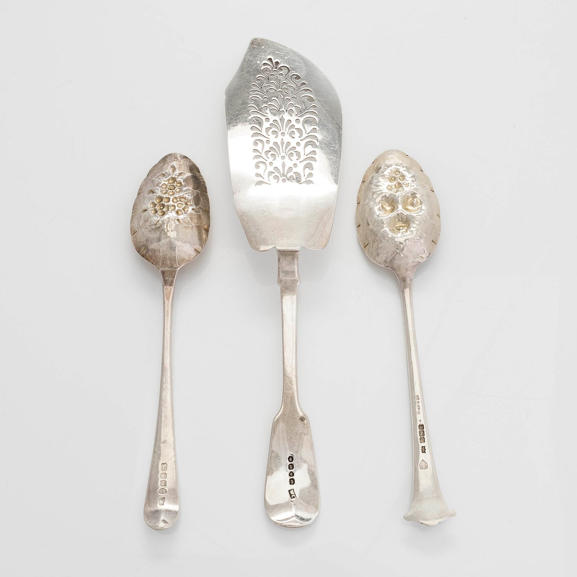 Fiskspade och fruktskedar, 2 st, sterlingsilver, London 1833 och 1788 och Sheffield 1904..