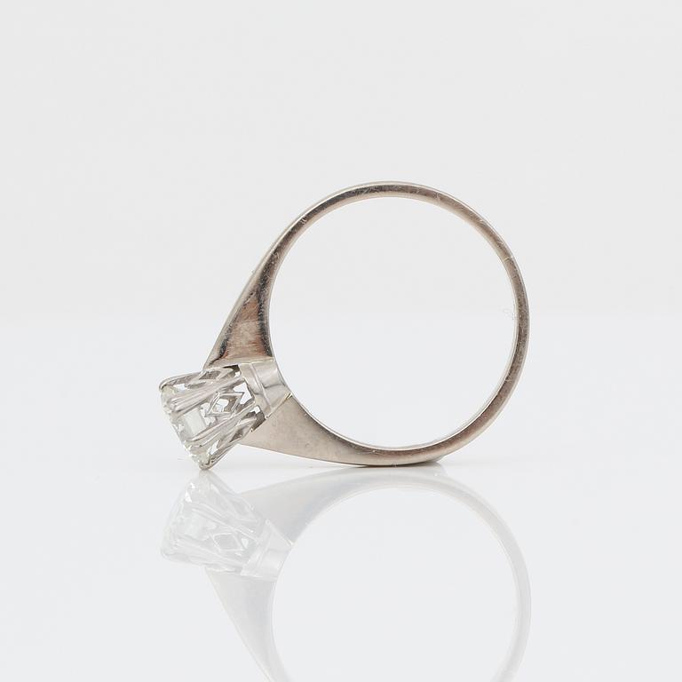 RING, 18K vitguld med briljantslipad diamant, ca 0,76 ct, Örns, Göteborg, 1976. Vikt ca 3,11 g.