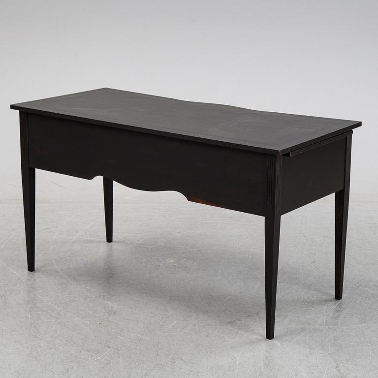 A painted writing desk, Reprodux England second half of the 20th century.