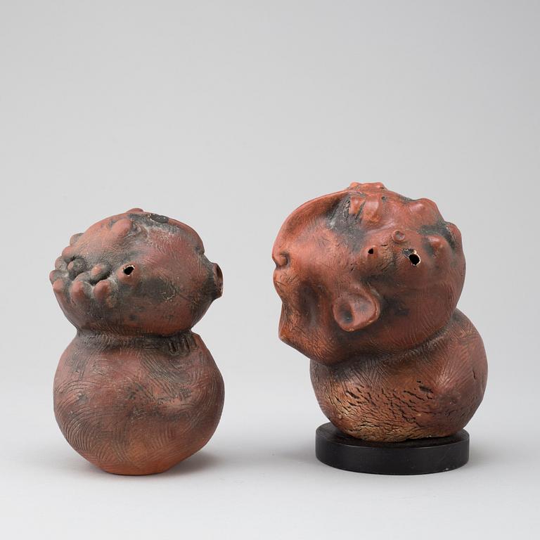 BORIS STOJKOV, skulpturer 4 st + 1 vas, signerade, stengods, Gustavsberg, 1960-/70-tal.