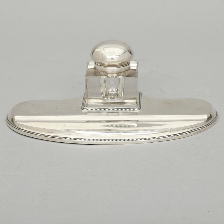 SKRIVSTÄLL, silver, CG Hallberg, Stockholm, 1917. Brickans vikt 210 g.