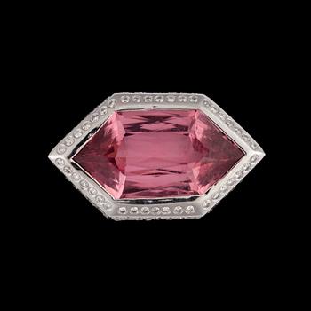 1014. A facett cut tourmaline ring, app 32 cts set with brilliant-cut diamonds, tot. app. 3.20 cts.