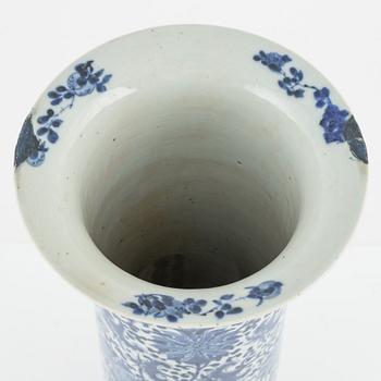 A porcelain vase, China, late Qing dynasty/early 20th century.