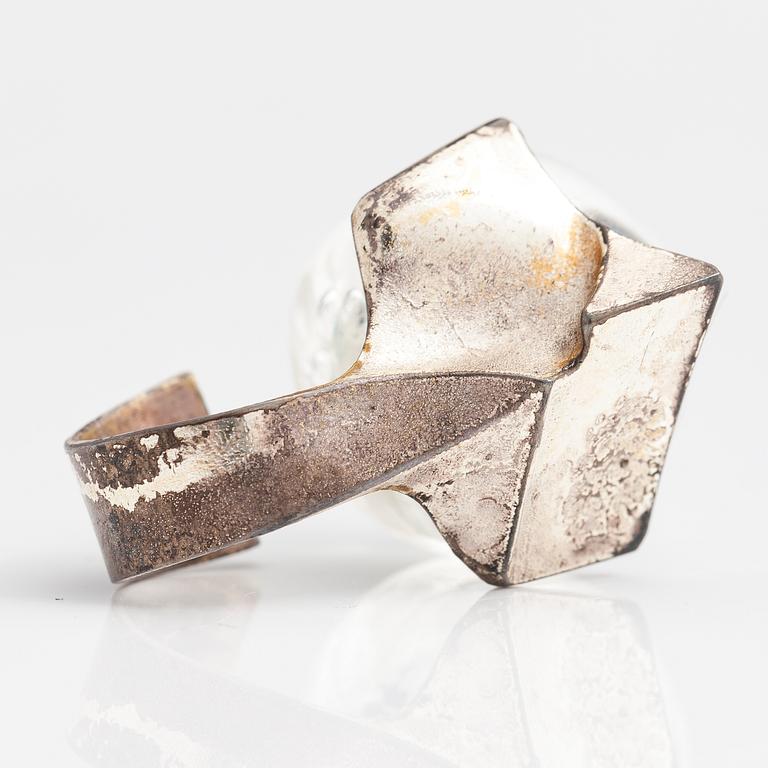 BJÖRN WECKSTRÖM, RING "Förstelnad sjö", sterling silver, akryl. Lapponia 1972.
