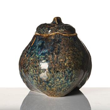 Anders & Bess Wissler, a stoneware pot with cover, Ateljé Solklinten, Mariefred, Sweden 1919.