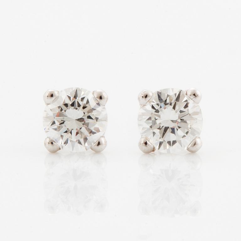 Örhängen med briljantslipade diamanter.