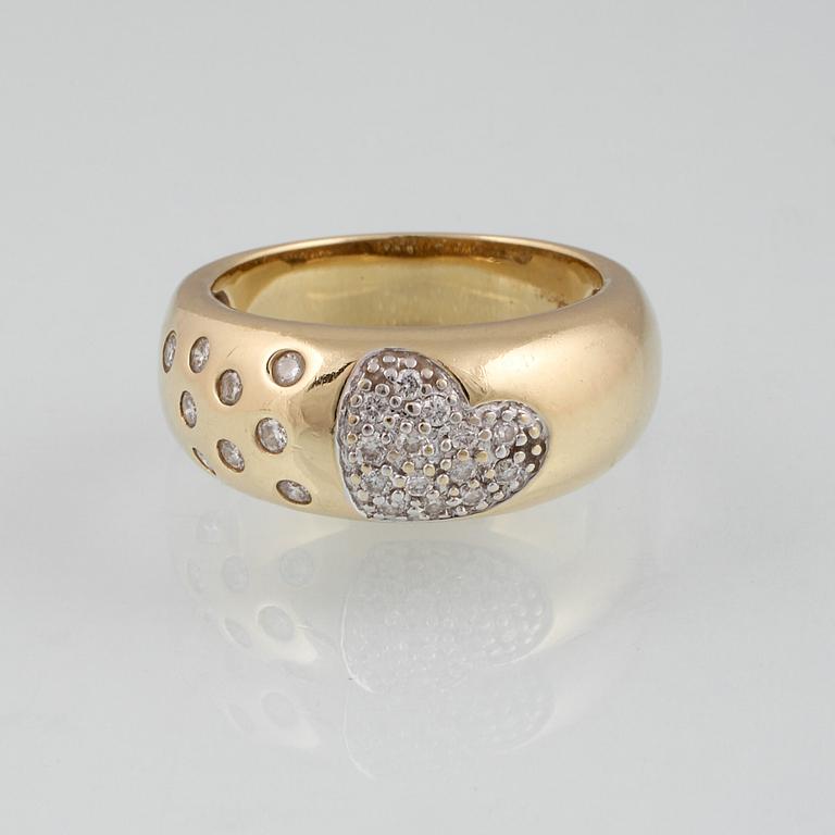 RING, 18K guld med 23 briljantslipade diamanter ca 0.34 ct. Vikt 9,7 gram.