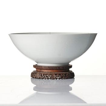 Skål, porslin. Qingdynastin med Yongzhengs märke och period (1723-35).