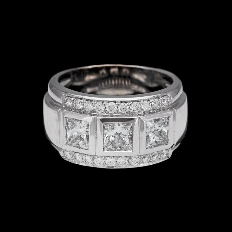 A ring with 3 princess cut diamonds, each 0,50 cts, and brilliant cut diamonds.