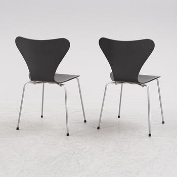 Arne Jacobsen, stolar, ett par, "Sjuan", Fritz Hansen, Danmark, daterade 2002.