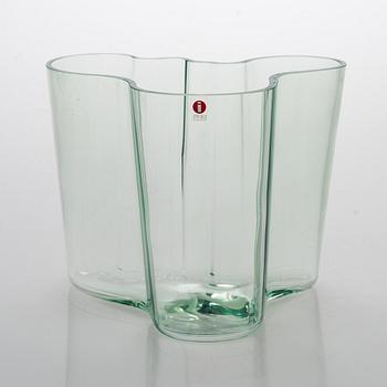 Alvar Aalto, maljakko, 3030, lasia, "Savoy", merkitty "Alvar Aalto 100 Iittala 1998".