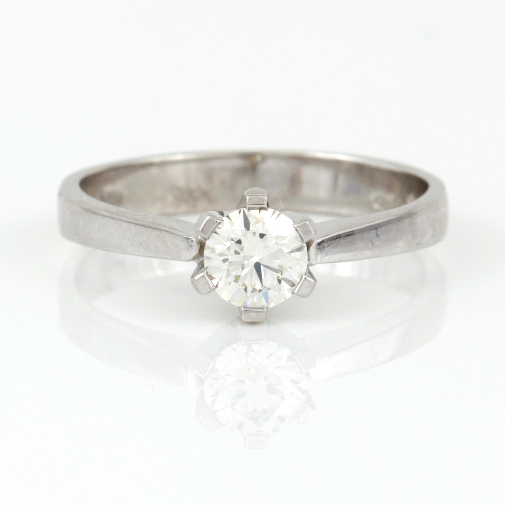 RING, 18K vitguld med briljantslipad diamant, ca 0,54 ct. Vikt 3,83 g.