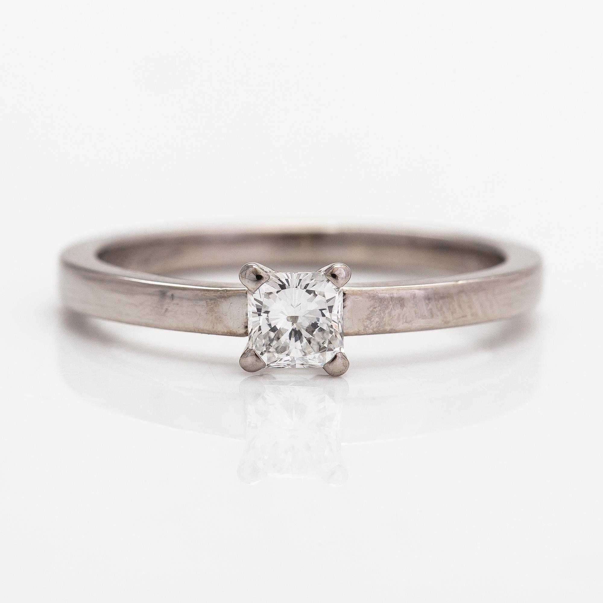 An 18K white gold ring with a princess-cut diamond ca. 0.39 ct. Finland 2009.