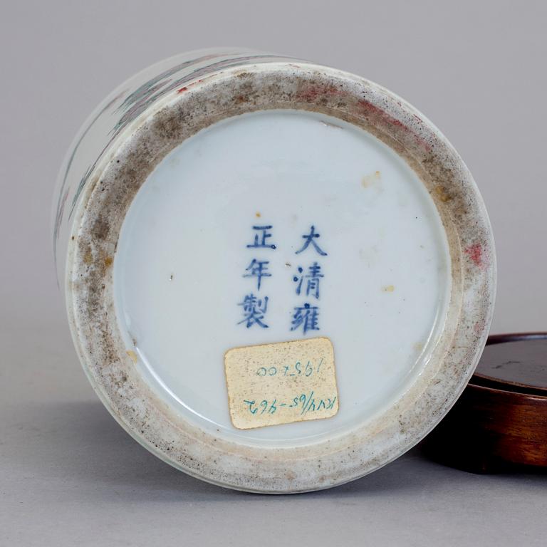 PENSELMUGG, porslin.  Qingdynastin, 1800-tal.