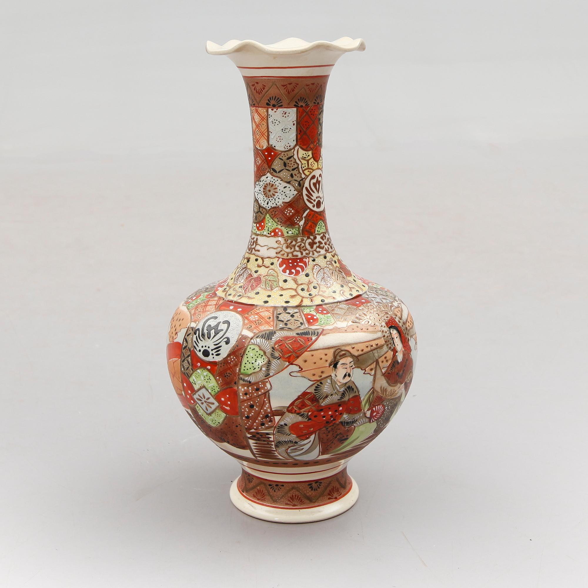 VAS, porslin, Japan, Satsuma, 1900-talets första hälft.