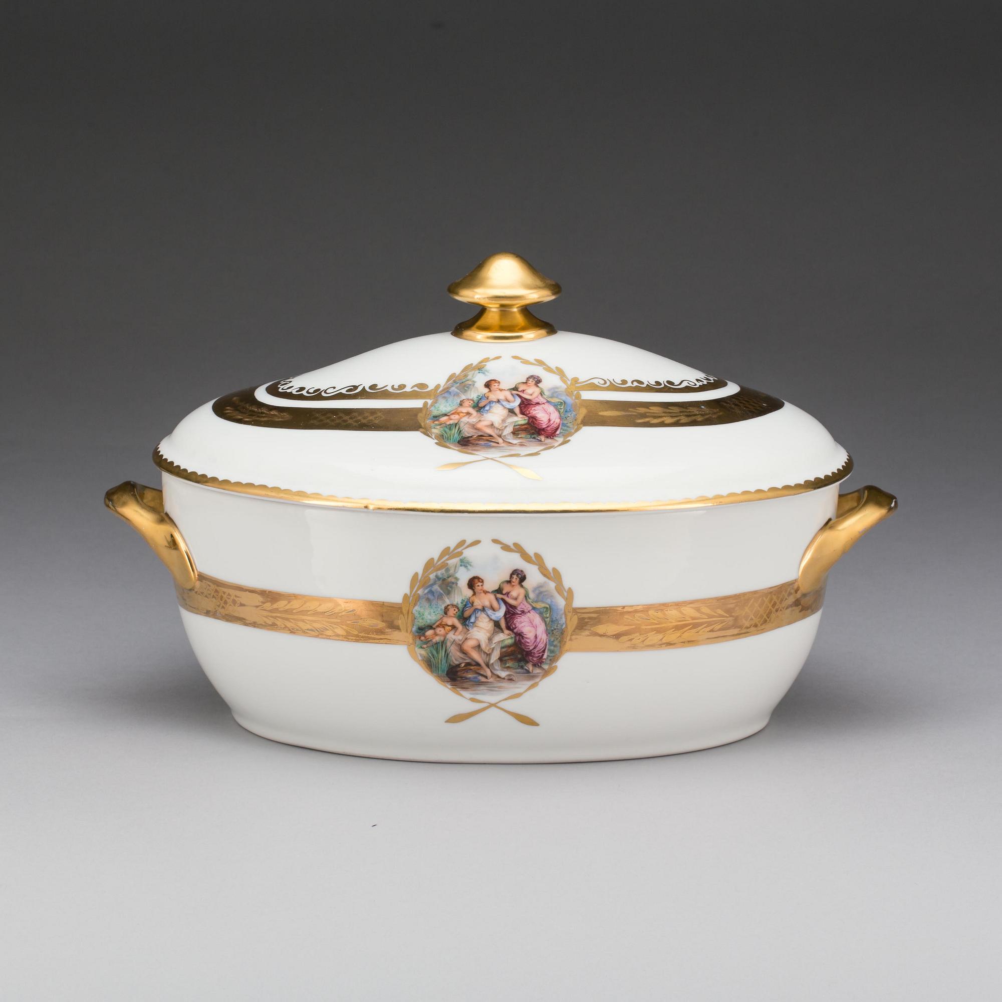 TERRIN MED LOCK, porslin. Royal Copenhagen.