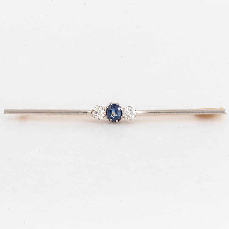 BROSCH, med gammalslipade diamanter och oval fasettslipad safir, 20-tal.