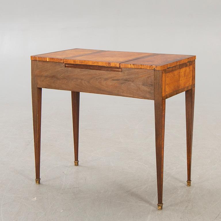 A Louis XVI dressing table around 1800.