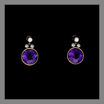 EARRINGS, 18K gold, amethysts, brilliant- and 8/8-cut diamonds. A. Tillander, Helsinki 1969. Weight c. 5.9 g.