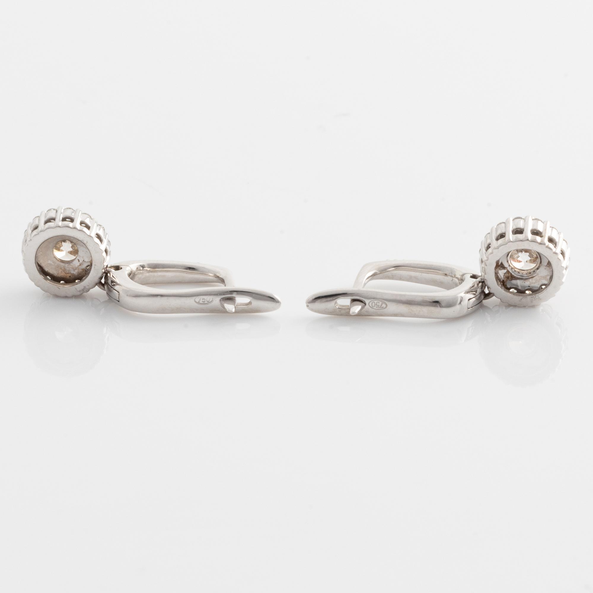 Earrings with light brown brilliant-cut diamonds.