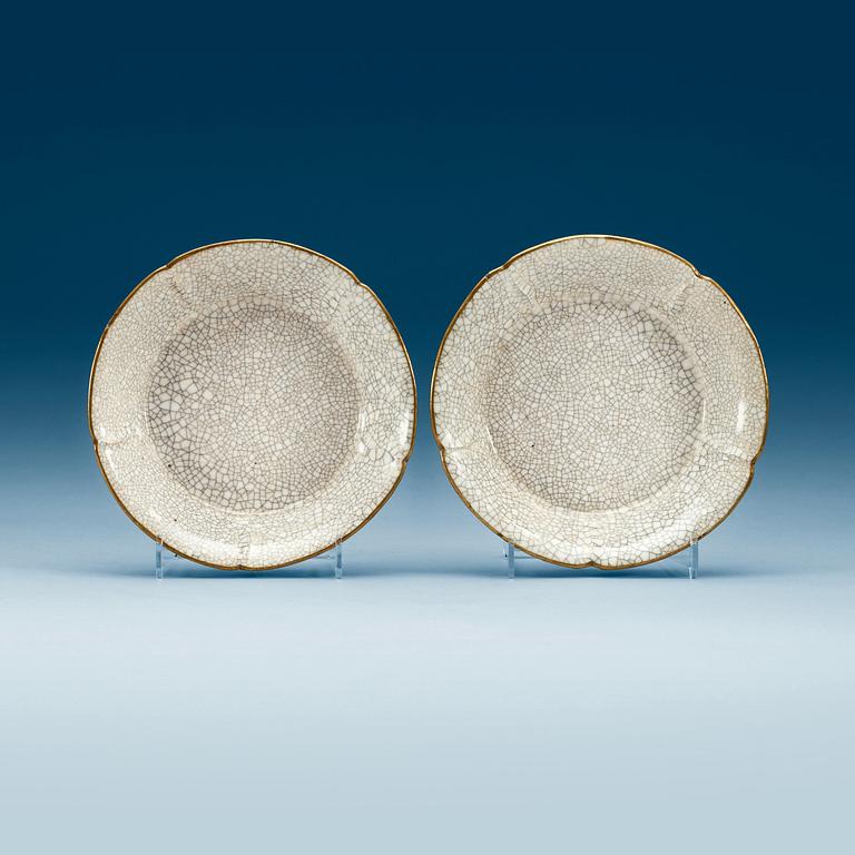 A pair of ge-glazed dishes, Qing dynasty (1644-1912).